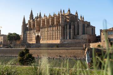 Obraz premium Rear view of blonde woman looking Cathedral La Seu in Palma de Mallorca, Spain
