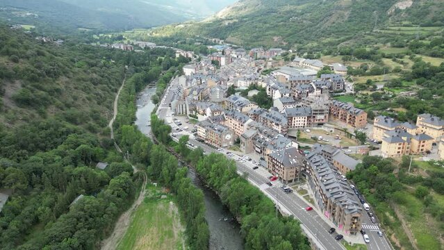 Vista a&eacute;rea de la localidad de Sort y el r&iacute;o Sort en Catalu&ntilde;a, la de la administraci&oacute;n de loter&iacute;a la Bruja de Oro