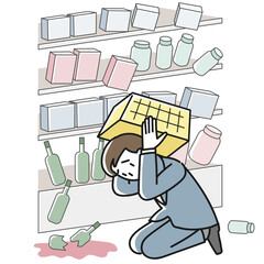 買い物中に地震が起きてカゴで落下物から頭を守る男性