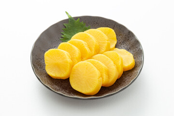 白背景のたくあん。
大根の漬物
