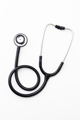 白背景に聴診器