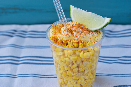 メキシコ料理のエスキーテス　ライムを添えて　コピースペースあり　Mexican food esquites served with lime, copy space available