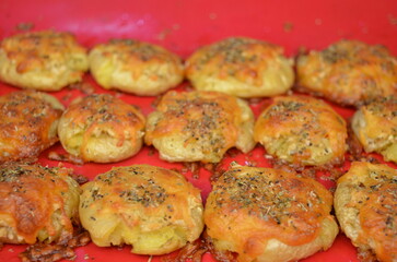 Baked Potatoes with Cheese - A simple, quick, easy recipe to make and even better to eat, because it's delicious!
Photo from our YouTube channel Dicas e Receitas do Ganesha Orgânico