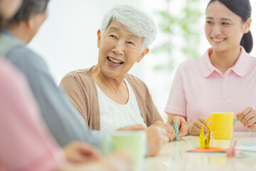 シニア女性と介護士