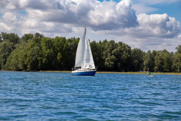 Segelboot am Otterstadter Altrhein