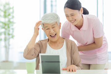 シニア女性と介護士