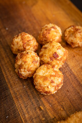 bolas de arroz frito con queso koreano