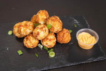 bolas de arroz frito con queso koreano