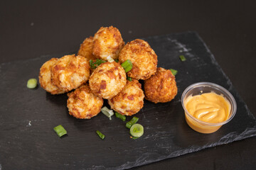 bolas de arroz frito con queso koreano