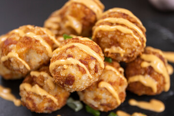 bolas de arroz frito con queso koreano