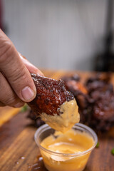 Alitas de pollo en salsa BBQ y queso 