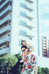 お父さんに肩車される赤ちゃん