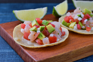 伝統的なメキシコ料理　エビのトスターダ・デ・セビーチェ　ライムを添えて　Traditional Mexican food Shrimp Tostada de ceviche (cebiche)