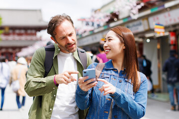 スマホを見ている観光客