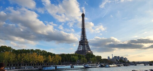 Fototapeta na wymiar the Eiffel Tower from the Seine.