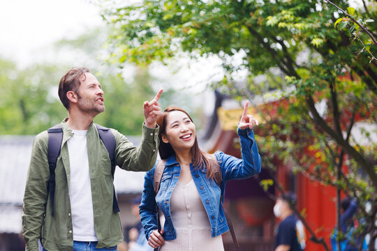 観光を楽しむ男女