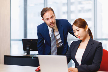 オフィスで働く人々