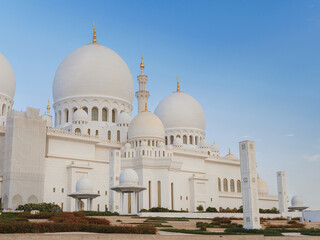 Fototapeta na wymiar 20 March 2023, Abu Dhabi, UAE: Sheikh Zayed Mosque largest mosque of UAE located in Abu Dhabi capital city of United Arab Emirates. The 3rd largest mosque in world