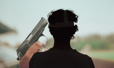 Chico con gafas de realidad virtual