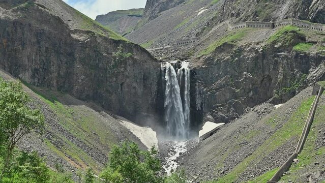 중국쪽에서 바라본 백두산 비룡폭포 전경