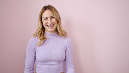 Obraz premium Young beautiful hispanic woman smiling confident blowing kiss over isolated pink background