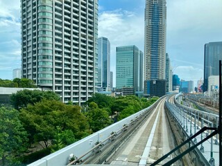 ゆりかもめ　先頭車両の窓から眺める風景