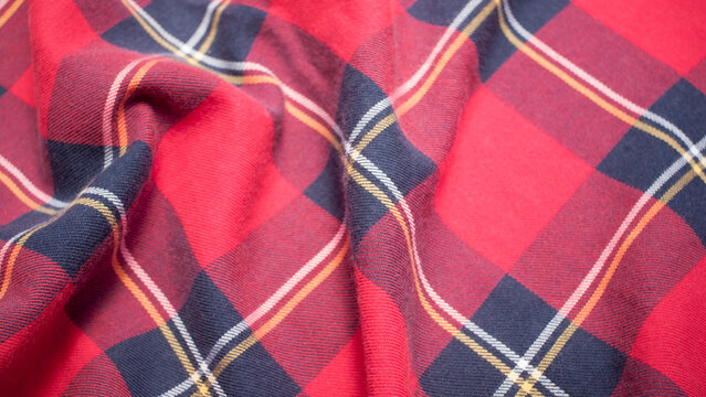 Camisa a cuadros roja arrugada