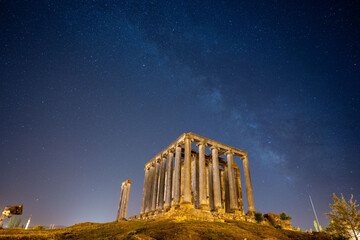 Obraz premium The Aizanoi Ancient City milky way shot in Kutahya