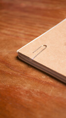 Clip en esquina de cuaderno de cartón