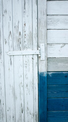 Cobertizo de madera desgastada en zona boscosa