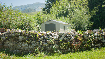 Cobertizo de plástico en jardín en zona rural montañosa © Darío Peña