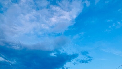 Fototapeta na wymiar 青い空と白い雲と灰色の雲