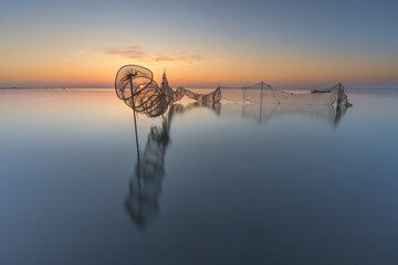 El encanto del Delta del Ebro, Imagen de redes de pesca en un bello amanecer