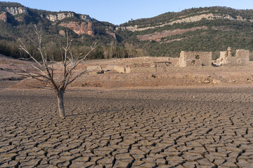 Edificio antiguo  en ruinas, visible debido a la sequía extrema que afecta al embalse de Sau,...