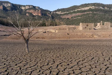 Fotobehang Edificio antiguo  en ruinas, visible debido a la sequía extrema que afecta al embalse de Sau, Barcelona  © Quim Pueyo