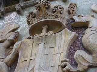 Escudo con ángel y dragón en el recinto modernista Sant Pau de Barcelona , escultura tallada y...