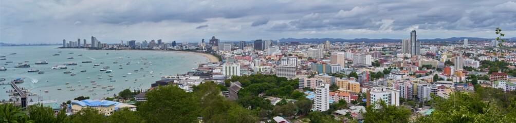 Obraz premium Panoramic view of the of Pattaya from a high viewpoint, Thailand 