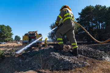 Un bombero forestal extingue los restos de un incendio en Zamora, castilla y león, españa.