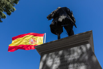 Vista del monumento a Blas de Lezo en la plaza de Colón de Madrid con una bandera de España.