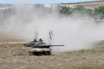 Un tanque Leopard maniobra en unos ejercicios militares.