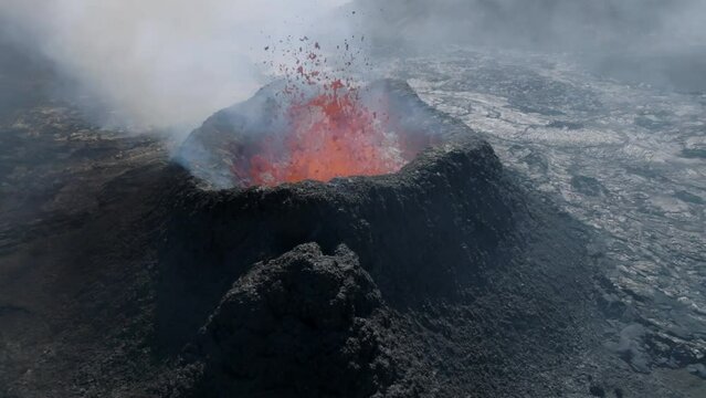 erupci&oacute;n de volc&aacute;n a vista de drone