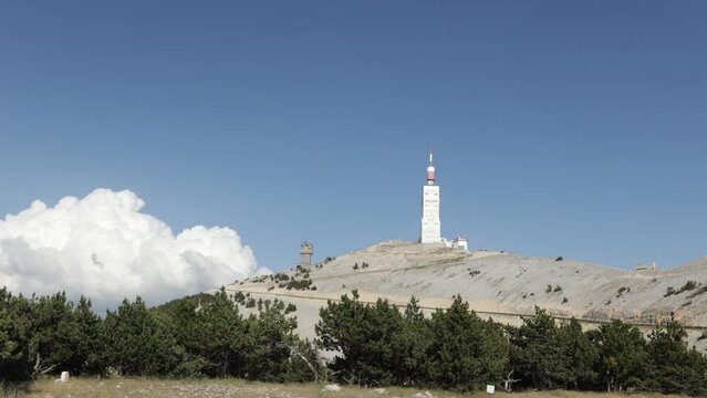 sommet du Mont Ventoux et vue sur la tour m&eacute;t&eacute;o (Vaucluse)