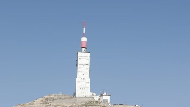 sommet du Mont Ventoux et vue sur la tour m&eacute;t&eacute;o (Vaucluse)