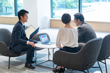 説明、商談するビジネスマン