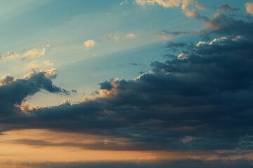 Fototapeta na wymiar Atardecer hermoso cielo nubes