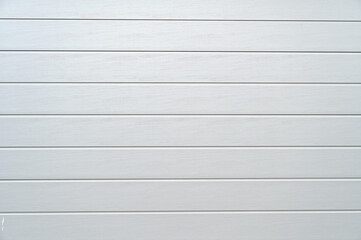 Weißes Gargentor, Rolltor aus Metall mit waagrechten Streifen als Hintergrund, White garage door,...