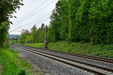 Bahntrasse mit 2 Bahngleisen und Zugschienen neben einer Hecke in Haßfurt, Franken, Bayern,...