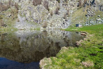The Lac des Grenouilles is located at an altitude of 2000 meters, in the Fontanalba valley. This valley, like the nearby Vallée des Merveilles, is famous for its numerous petroglyphs.