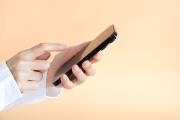 スマホを操作する手元