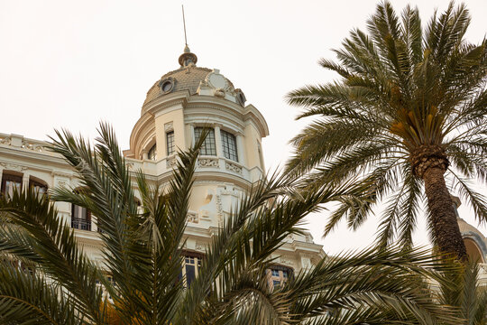 Turm der Casa Carbonell an der Esplanada d'Espanya in Alicante im Stil des Neo Barock